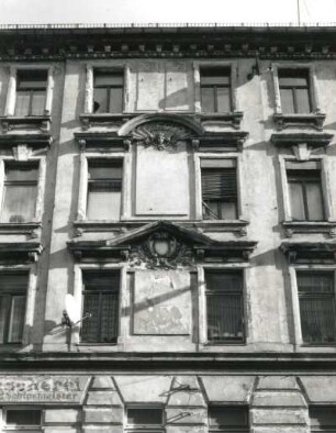 Leipzig-Lindenau, Helmholtzstraße 33. Wohnhaus. L. V. 19. Jh. Fenster (1.-3. OG)
