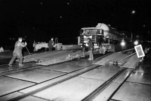 Freiburg: Güterbahnhof; Die rollende Landstraße; Lastwagen kommen von den Waggons