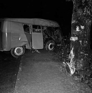 B 75: bei Stubbendorf: Verkehrsunfall: Kleintransporter prallt gegen Baum: Unfallwagen quer auf Gehweg, Seite aufgerissen, Blick in zerstörten Innenraum: vorne rechts Baumstamm mit zerfetzter Rinde: im Dunkeln