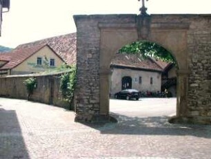 Stadtbild - Kirchenhof mit Kelter von Stadtseite mit Umfassungsmauer und Torbogen