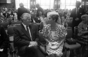 40. Tagung 1990 Mediziner: Sitzreihe Ehrengäste; Ministerpräsident Streibel, Gräfin Sonja Bernadotte