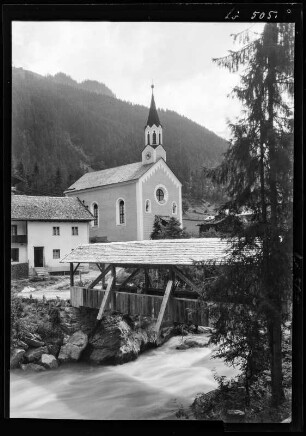 Dornauberg-Ginzling, Österreich. Pfarrkirche Maria Himmelfahrt und Brücke über den Zemmbach