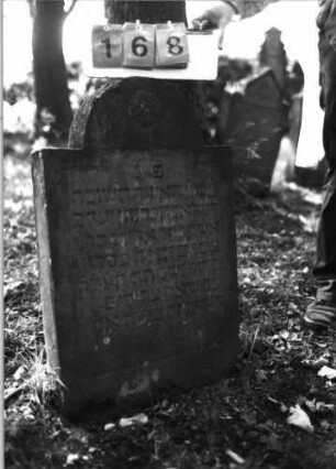 Grabstein 168 (Index: 99795696) Maße HxBxT: 89x56x10 cm Symbolik: Blüte: Grabstein 168