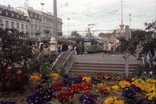Basel: SBB, Bahnhofsvorplatz mit Straßenbahnsteig