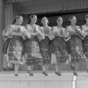 Frauen und Mädchen in Tracht einer bulgarischen Volkstanzgruppe