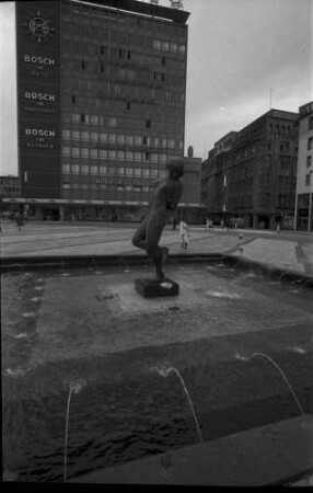 Essen: Gildenplatz [Kennedyplatz], mit Brunnenfigur