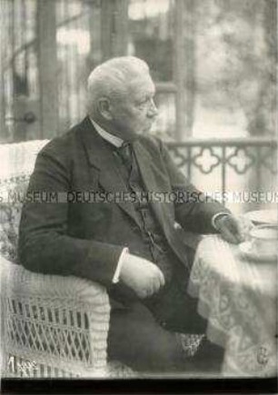 Paul von Hindenburg am Tisch sitzend