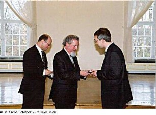 Dr. Ingo Zimmermann überreicht Peter Kopp die Johann-Walter-Plakette