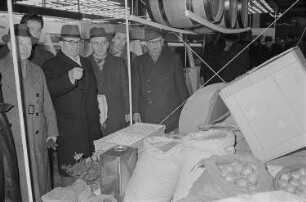 Messebesucher in der Ausstellungshalle Polens und Ungarns vor einer Präsentation von landwirtschaftlichen Erzeugnissen