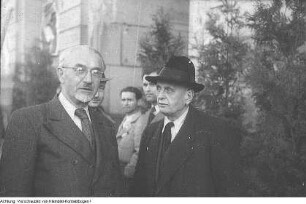 "Volksbegehren für Einheit und gerechten Frieden". Dresden, Karl-Marx-Platz (Palaisplatz). Otto Nuschke, Vorsitzender der CDU in der sowjetischen Besatzungszone, auf der Großkundgebung vor dem Japanischen Palais (links), 1947 & "Volksbegehren für Einheit und gerechten Frieden". Dresden, Karl-Marx-Platz (Palaisplatz). Martin Richter, Bürgermeister in Dresden, CDU, auf der Großkundgebung vor dem Japanischen Palais (rechts), 1947