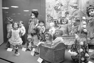 Ausstellung der Puppenrestauratorin Traudy Hähnel in der Stadtsparkasse Karlsruhe am Europaplatz