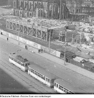 Baustelle Wohnhäuser an der Wilsdruffer Straße, im Hintergrund Ruine Sophienkirche, Taschenbergpalais und Schloß