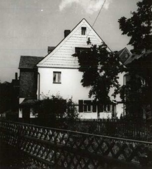 Schwarzenberg. Wohnhaus, Obergasse 8. Straßen-(Giebel-)ansicht mit Einfriedung von Süden
