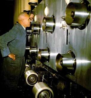 Arbeiter an einer Produktionsanlage des VEB Filmfabrik Wolfen : Wolfen, Werbeaufnahme für die Marke ORWO des VEB Filmfabrik Wolfen