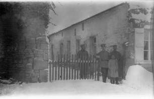 Frankreich, Rudolf Stich mit Kameraden und einem Mädchen