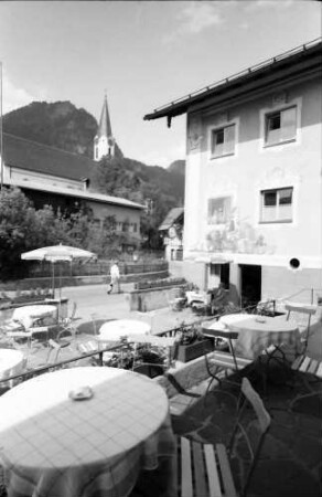 Hindelang: Bemaltes Gasthaus Sonne, Terrasse und Kirchturm