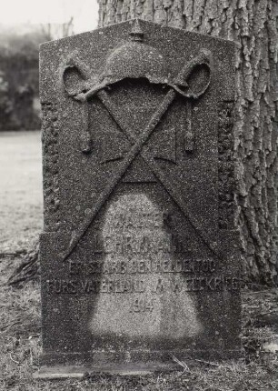 Grabmal des Walter Lehrmann, gefallen 1914 : Mittweida, Alter Friedhof, Grabmal des Walter Lehrmann, gefallen 1914