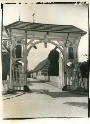 Jork. Gehöft? Toranlage (1900). Straßenansicht