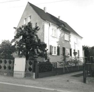 Dresden-Trachau, Neuländer Straße 57. Wohnhaus. Straßenansicht mit Einfriedung