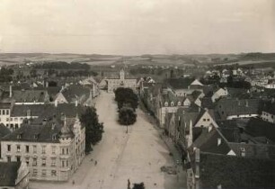 Pfaffenhofen, Ortsansicht : Hauptplatz vom Kirchturm gegen Osten gesehen