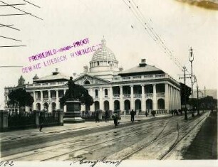 Platz mit Monument vor dem Governementgebäude in Hongkong : Weltreisen. Hongkong. Platz mit Monument vor dem Governementgebäude im klassizistischen Stil