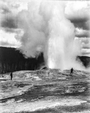 Old Faithful Geysir : Wasserfontäne des Old Faithful Geysirs während eines Ausbruchs.