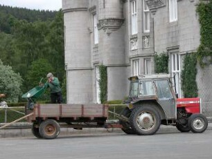 Gärtner arbeitet im Park von Balmoral Castle, dem schottischen Sommersitz der englischen Königin