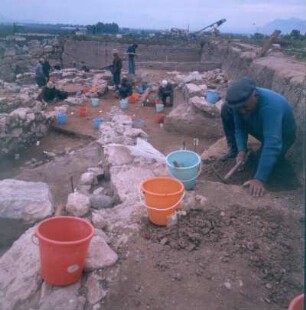Tiryns. Blick auf das archäologische Grabungsfeld in der Unterburg von Tiryns mit Eimern für Fundstücke