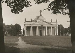 Ludwigslust. Mecklenburg. Portal der, von 1765-1770 im gotischen Stil errichteten Stadtkirche von Ludwigslust