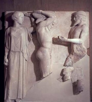 Ostmetope 4, Herakles und die Äpfel der Hesperiden, sog. Atlasmetope : Olympia. Archäologisches Museum. Metope von der Cella des Zeus-Tempels. Athene, Herakles, Atlas, 3. Jahrzehnt des 5. Jh. v. Chr.