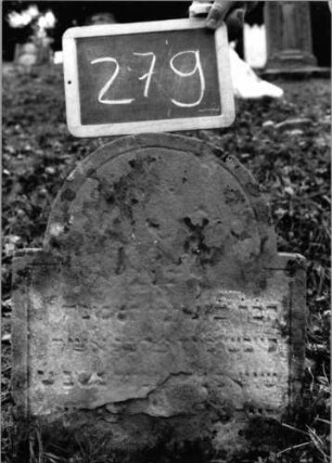Grabstein 279 (Index: 100090160) Material: Sandstein Zustand: verwitt/abgeblätt/Textverlust Maße HxBxT: 45x44x10 cm Beschreibung: Stele, eingezogener Rundbogenabschluß: Grabstein 279