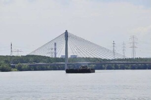Tulln - Straßenbrücke : Moderne Straßenbrücke bei Tulln. Von der Donau aus aufgenommen am 16. Juni 2011