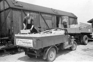 Bühl: Verladen der Zwetschgen in Güterwagen