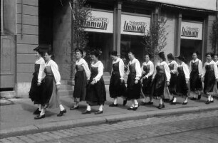 Lörrach: Vreneli-Trachten beim Kirchgang