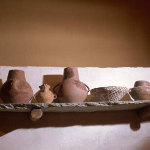 Volos, Archäologisches Museum. Henkelgefäße und Schale mit Schachbrettmuster. Dimini-Stil, 4000-3500 v. Chr.