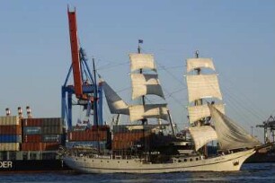 Traditionssegler Artemis im HAmburger HAfen, o5.2008