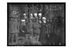 Heimkehr 1918 : 1. Weltkrieg. Heimkehr aus der Türkei über Russland. Gruppenbild, Soldaten und Rotkreuzschwestern mit Blumen geschmückt vor einem Eisenbahnwaggon, 1918
