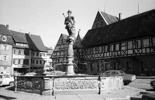 Öhringen: Marktbrunnen mit Fachwerkbau
