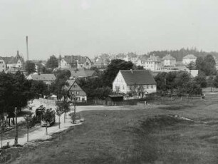 Dresden-Bühlau, Bautzner Landstraße. Stadtteilansicht mit Straßenbahn (Linie 11)