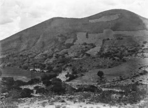 Brachliegende Felder am Berghang : Blick auf brachliegende Felder an einem Berghang auf dem Weg von Soudánez nach Tarabuco.