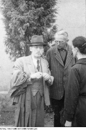 Dresden, Bühlau, Kurhaus. Gründungsparteitag der SED. Wilhelm Koenen, Mitglied des Zentralkomitees der Kommunistischen Partei Deutschlands (KPD), nach seiner Teilnahme an der Gründung der SED in Sachsen, 7. April 1946 & Dresden, Bühlau, Kurhaus. Gründungsparteitag der SED. Wilhelm Koenen, Mitglied des Zentralkomitees der Kommunistischen Partei Deutschlands (KPD), 7. April 1946 & Dresden, Bühlau. VKHS, 1946