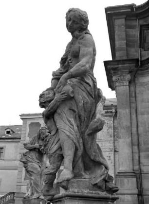 Skulptur, allegorische Darstellung: "Die Barmherzigkeit" (Original). Skulptur aus der Reihe "Die zwölf Tugenden".