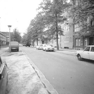 Cottbus. August-bebel-Straße mit Bauhausschule, Nr. 42/43. Blick nach Süden