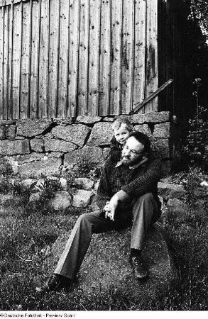 Der Schriftsteller Adolf Endler und ein kleiner Junge