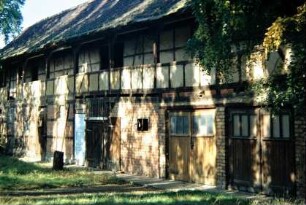 Laubenganghaus am Klosterhof; unten Garagen eingebaut