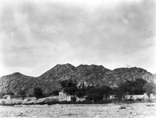 Siedlung : Siedlung in einer schroffen Landschaft