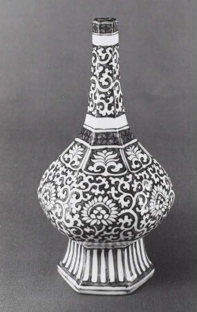 Sechskantige Vase mit floralen Motiven
