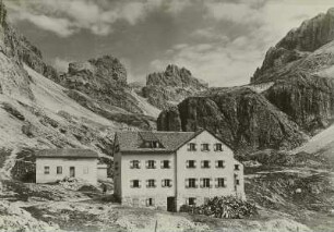 Italien. Dolomiten. Rosengartengruppe. Vajolethütte (2255 m) (1898/1901) gegen den Grasleitenpass (2597 m)