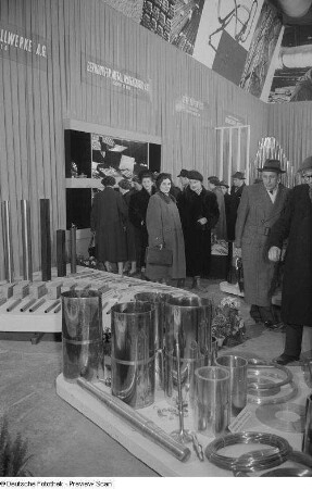 Besucher an Messeständen von metallbearbeitenden Betrieben