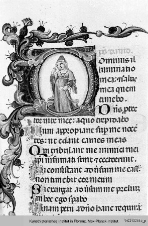 Breviarium Fratrum Minorum cum psalterio et kalendario : Textseite mit historisierter Initiale O: Weibliche Figur